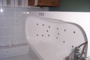 Douche, baignoire à jets, sèche-cheveux
