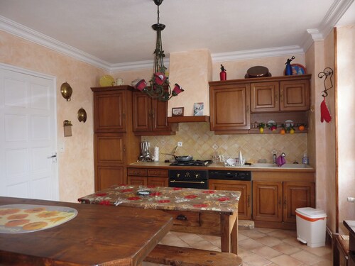 GITE 12 PERS AUX PARASOLS POLMINHAC  entre AURILLAC et SUPER LIORAN