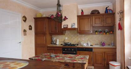 GITE 12 PERS AUX PARASOLS POLMINHAC entre AURILLAC et SUPER LIORAN