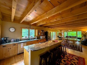 Kylskåp, mikrovågsugn, ugn och spishäll