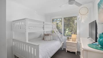 4 bedrooms, iron/ironing board, WiFi, bed sheets