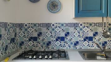 Réfrigérateur, four, plaque de cuisson, cafetiÚre/bouilloire