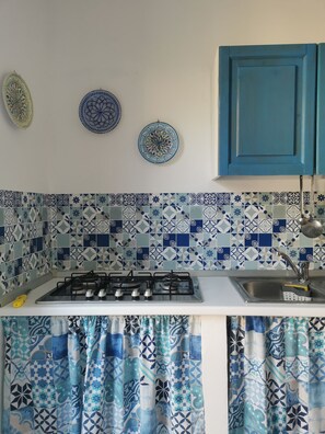 Réfrigérateur, four, plaque de cuisson, cafetière/bouilloire
