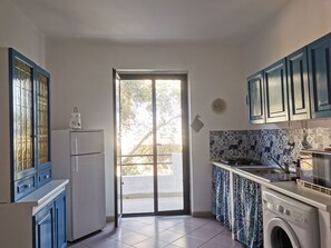 Réfrigérateur, four, plaque de cuisson, cafetière/bouilloire