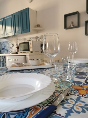 Fridge, oven, stovetop, coffee/tea maker