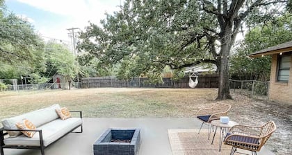 Perfect Vintage game day house with tons of room for families or large groups!