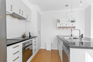 Fridge, microwave, oven, stovetop - Cosy Retreat in Rothesay Bay| by Furnished Rentals (Auckland)