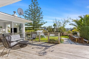 Outdoor dining - Cosy Retreat in Rothesay Bay| by Furnished Rentals (Auckland)