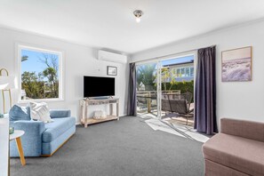 Smart TV - Cosy Retreat in Rothesay Bay| by Furnished Rentals (Auckland)