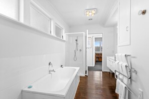 Hair dryer, towels - Cosy Retreat in Rothesay Bay| by Furnished Rentals (Auckland)