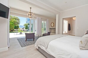 6 bedrooms, desk, iron/ironing board, free WiFi - The Bay House - Luxury Beachside Villa, Kommetjie, Cape Town (Cape Town)