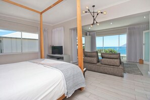6 bedrooms, desk, iron/ironing board, free WiFi - The Bay House - Luxury Beachside Villa, Kommetjie, Cape Town (Cape Town)