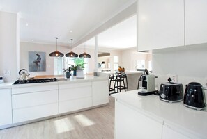 Køleskab, mikrobølgeovn, ovn, kogeplade