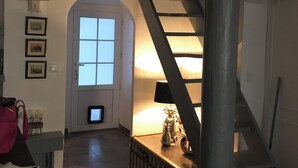 A staircase leading to a loft area with a lamp on the landing. - Mazet en camargue in a secure, comfortable residence 8 minutes from les saintes (Saintes-Maries-de-la-Mer)