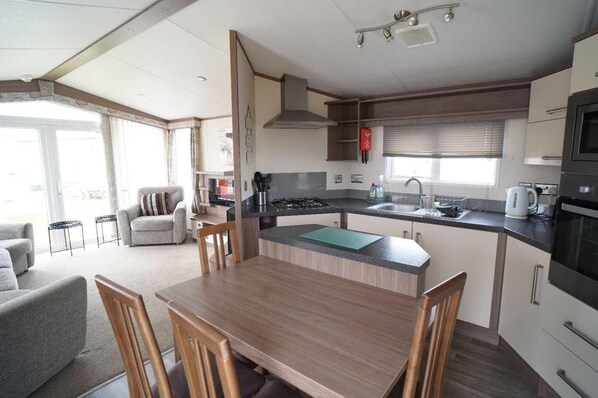 ตู้เย็น, ไมโครเวฟ, เตาอบ, เตาประกอบอาหาร