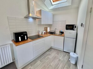 Réfrigérateur, micro-ondes, lave-vaisselle, grille-pain