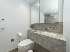 Shower, hair dryer, towels - Stylish Central Flat with Private Rooftop Terrace | Pass the Keys (Reading)