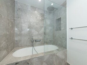 Douche, séchoir à cheveux, serviettes fournies