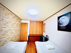 4 bedrooms, iron/ironing board, free WiFi, bed sheets