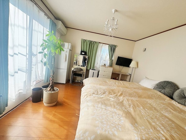 Iron/ironing board, WiFi, bed sheets