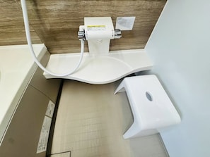 Chuveiro, secador de cabelo, bidê, toalhas de banho