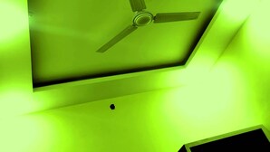 Un ventilador de techo con tres aspas y una lámpara central.