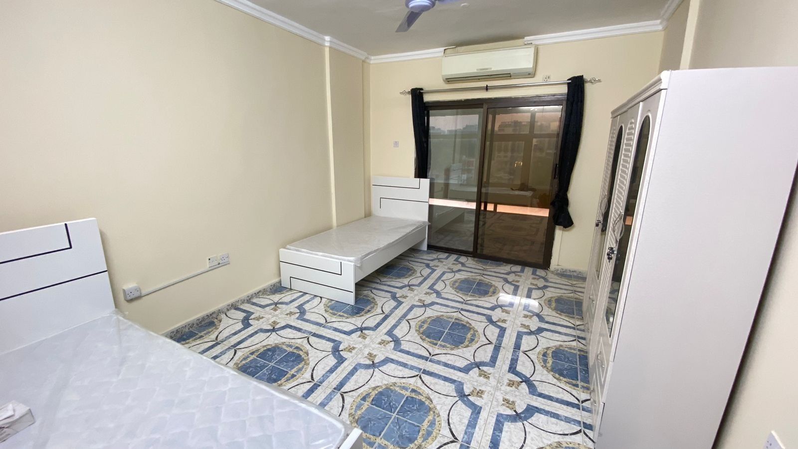 Dormitorio compartido, 3 habitaciones, balcón, vista a la ciudad | 3 habitaciones 
