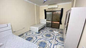 Dormitorio compartido, 3 habitaciones, balcón, vista a la ciudad | 3 habitaciones