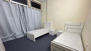 Slaapzaal, 3 slaapkamers, balkon, uitzicht op de stad | 3 slaapkamers