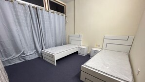 Slaapzaal, 3 slaapkamers, balkon, uitzicht op de stad | 3 slaapkamers