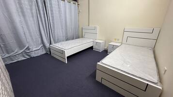 Dormitorio compartido, 3 habitaciones, balcón, vista a la ciudad | 3 habitaciones
