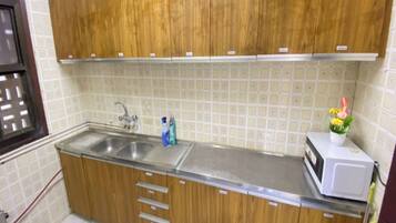 Slaapzaal, 3 slaapkamers, balkon, uitzicht op de stad | Interieur