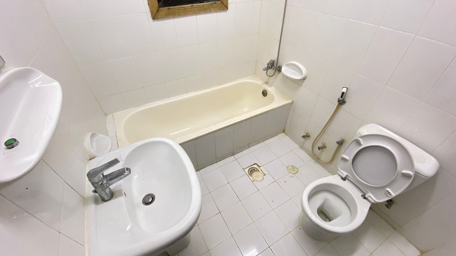 Dormitorio compartido, 3 habitaciones, balcón, vista a la ciudad | Baño