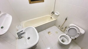 Slaapzaal, 3 slaapkamers, balkon, uitzicht op de stad | Badkamer