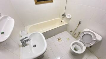 Dormitorio compartido, 3 habitaciones, balcón, vista a la ciudad | Baño