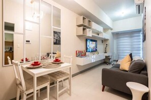 Living area - Luxury 1BR at BGC Uptown with Free Parking (Taguig City)