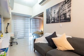 Living area - Luxury 1BR at BGC Uptown with Free Parking (Taguig City)