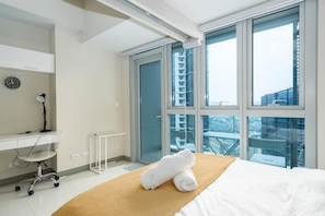 1 bedroom, iron/ironing board, WiFi - Luxury 1BR at BGC Uptown with Free Parking (Taguig City)