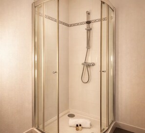 Standard Studio, City View | Bathroom - 1566 Duranton (Paris)