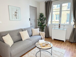 Studio Standard - utsikt mot staden | Vardagsrum | 80-centimeters smart-tv med digitalkanaler