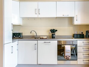 Kühlschrank, Mikrowelle, Ofen, Geschirrspüler