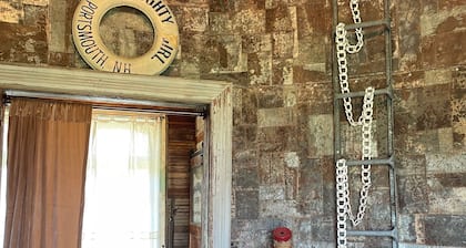 8 Minutes from Round Top! Your Silo-Bration Destination
COOP-A-Cabana Silo #3