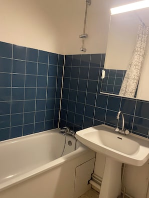 Sèche-cheveux, serviettes fournies, savon, papier toilette