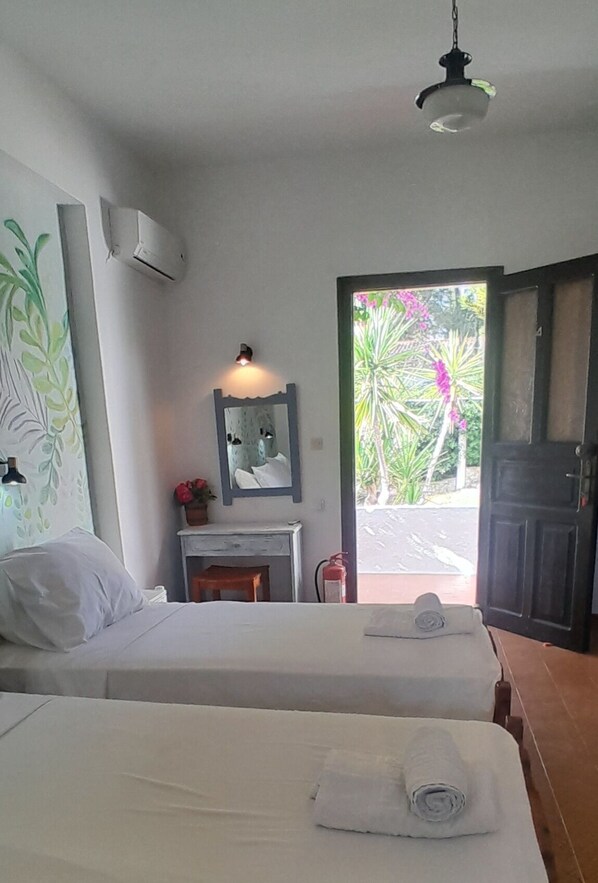 1 bedroom, WiFi, bed sheets - Charming studio in lovely Skiathos with WiFi, AC 400 m from Trulos beach (skiathos)