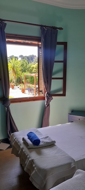 WiFi, bed sheets