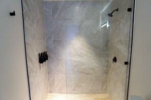 Secadora de cabello, toallas, jabón, papel de baño