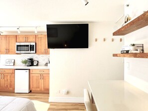 Réfrigérateur, micro-ondes, plaque de cuisson, cafetière/bouilloire