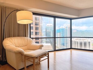 TV - 32nd Floor Sky-High Honolulu Hideaway Suite | Free Parking (Honolulu)