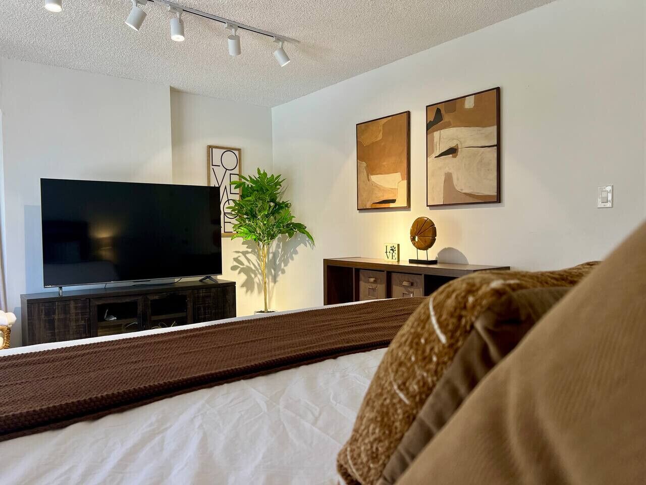 1 habitación, escritorio, tabla de planchar con plancha y wifi 