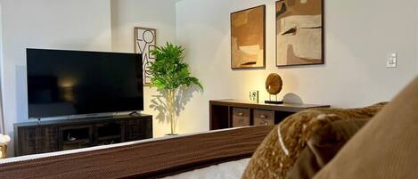 1 habitación, escritorio, tabla de planchar con plancha y wifi